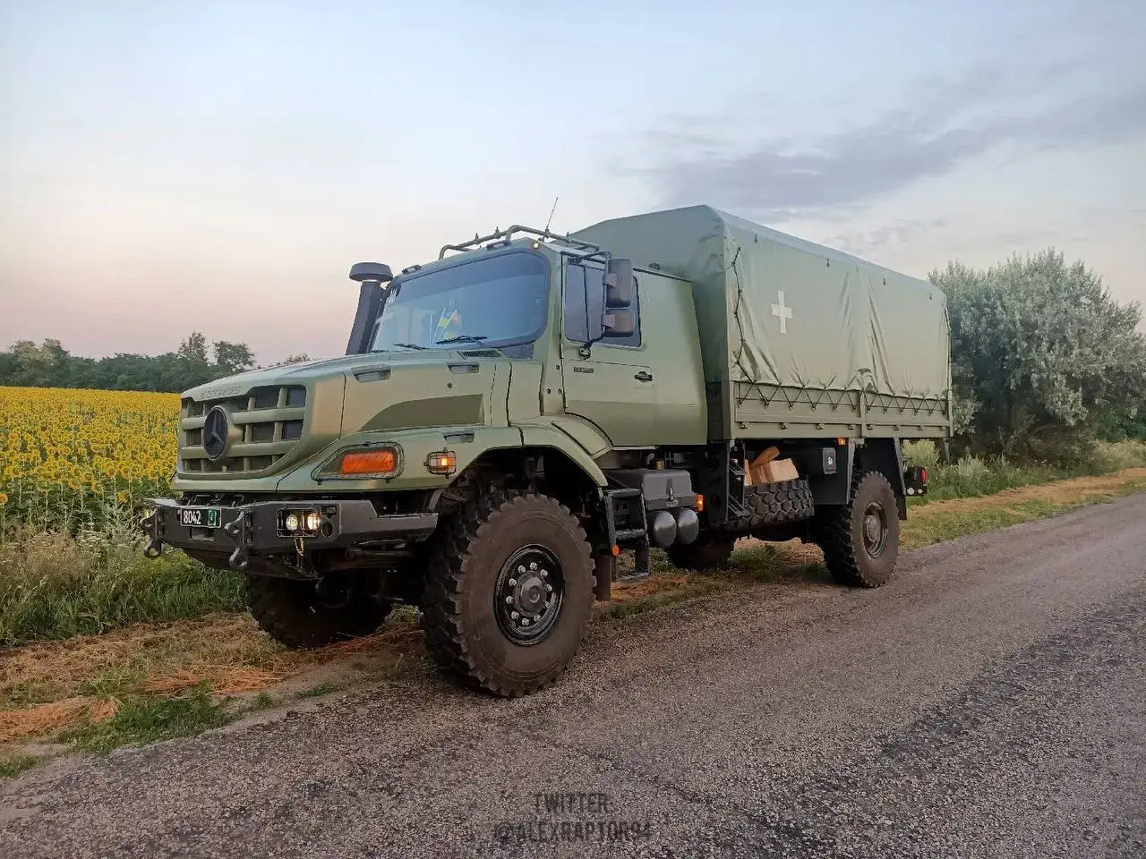 Side view of a 4x4 Mercedes-Benz Zetros