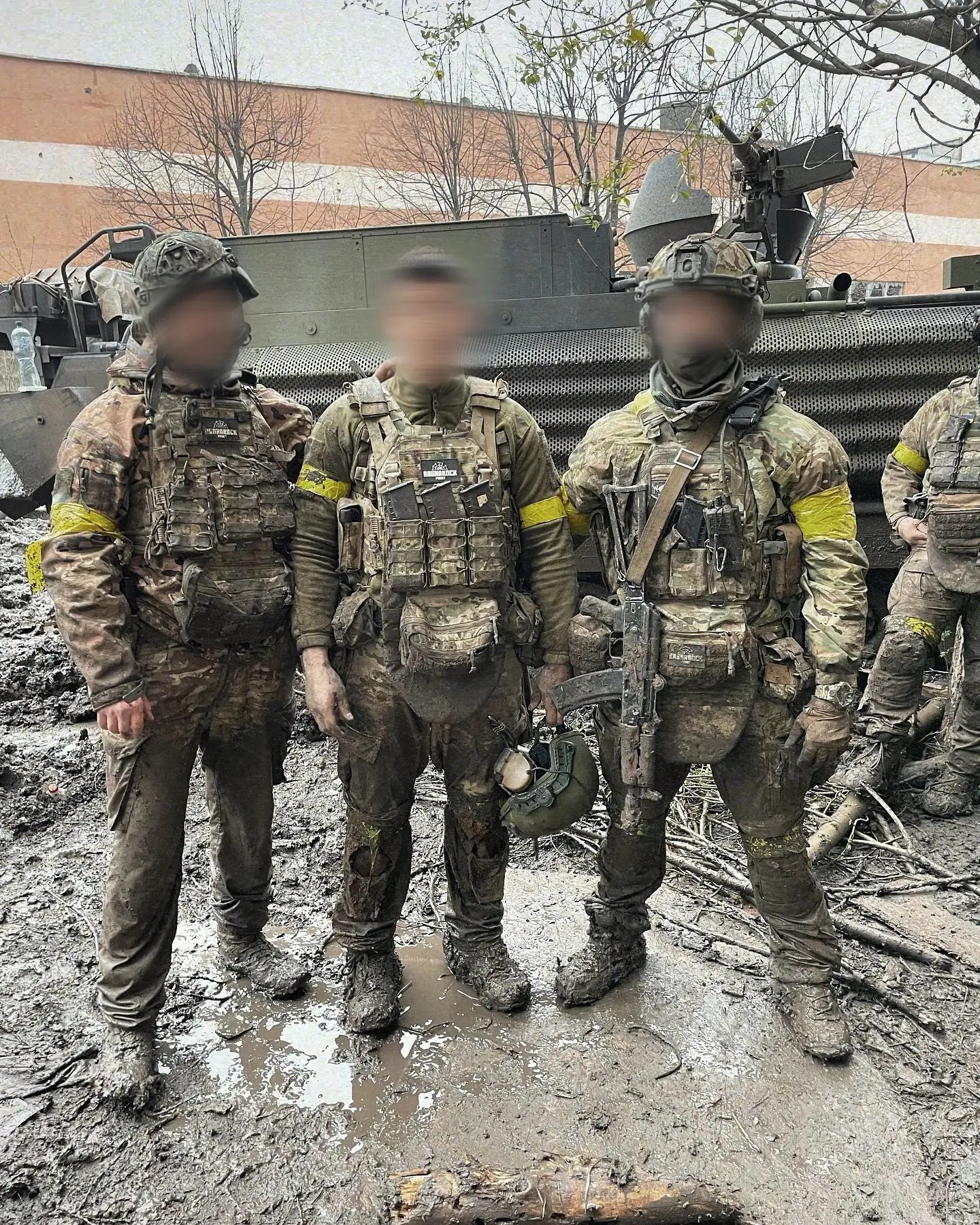 Soldiers of the Ragnarock Group in front of a M113 G4 DK