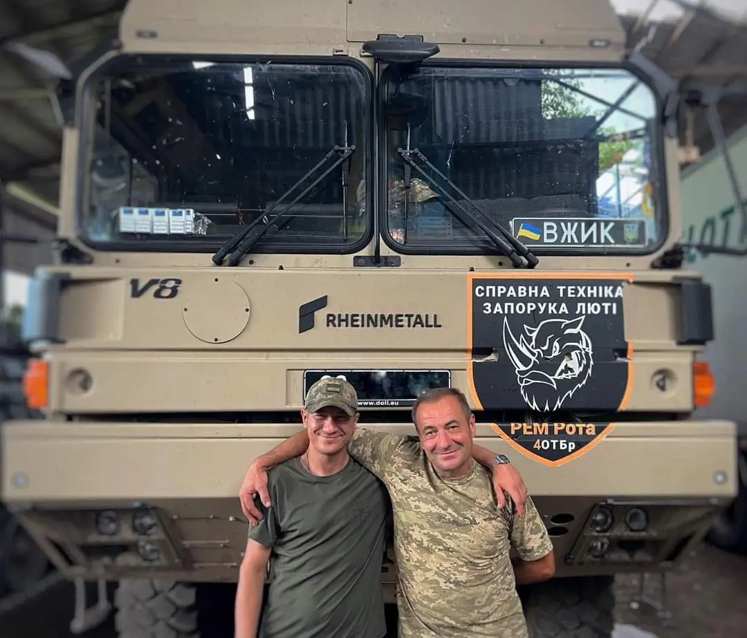 Ukrainian soldiers of the 4th Separate Tank Brigade posing with a HX81 tank transporter