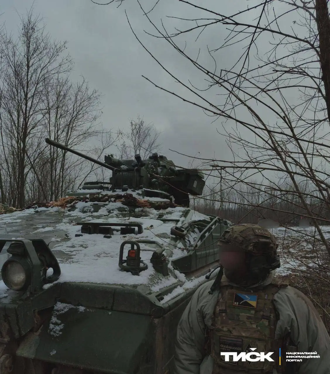 Ukrainian soldier together with a Marder 1A3