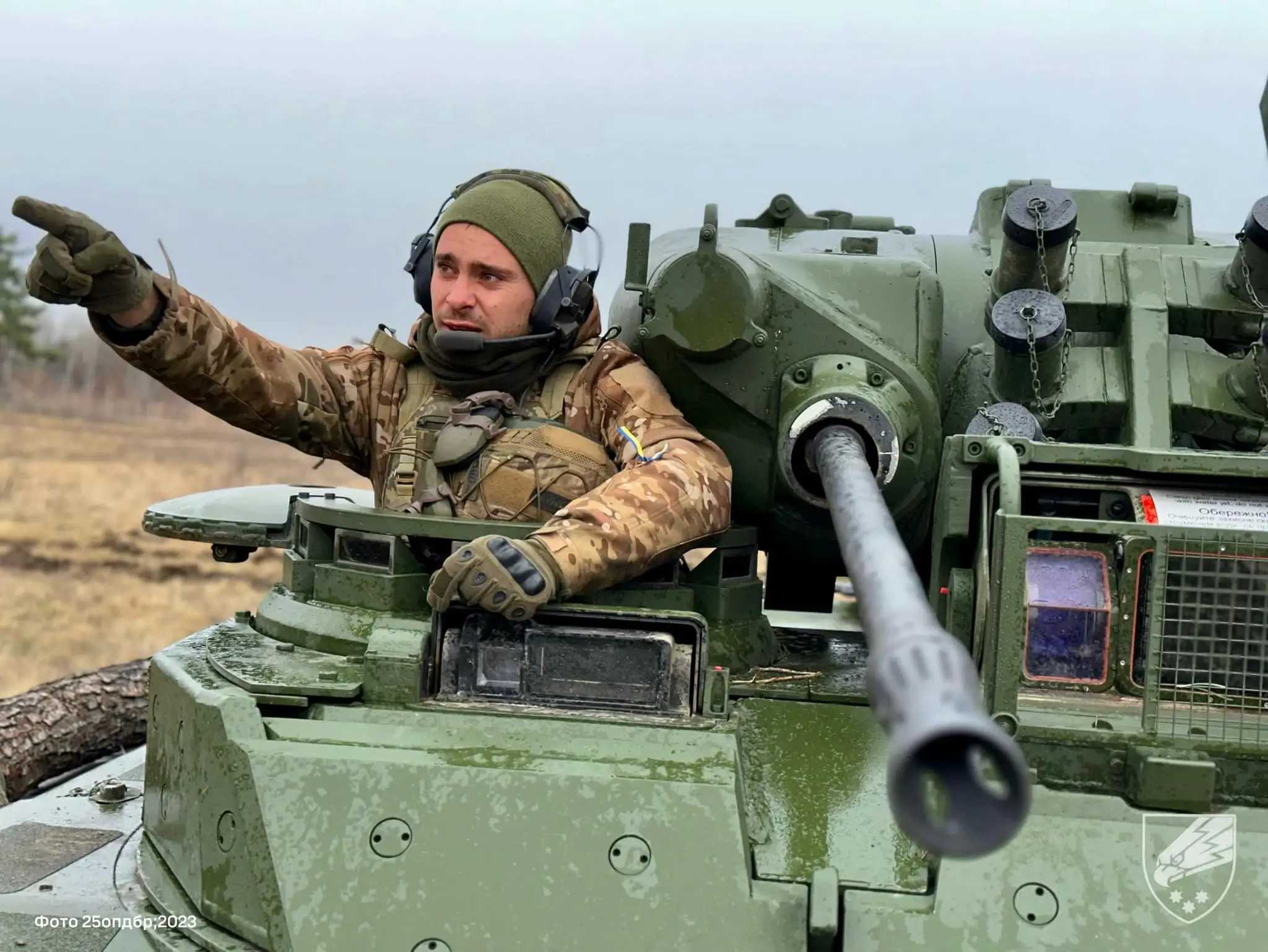 Ukrainian soldier next to the weapon station of a Marder 1A3