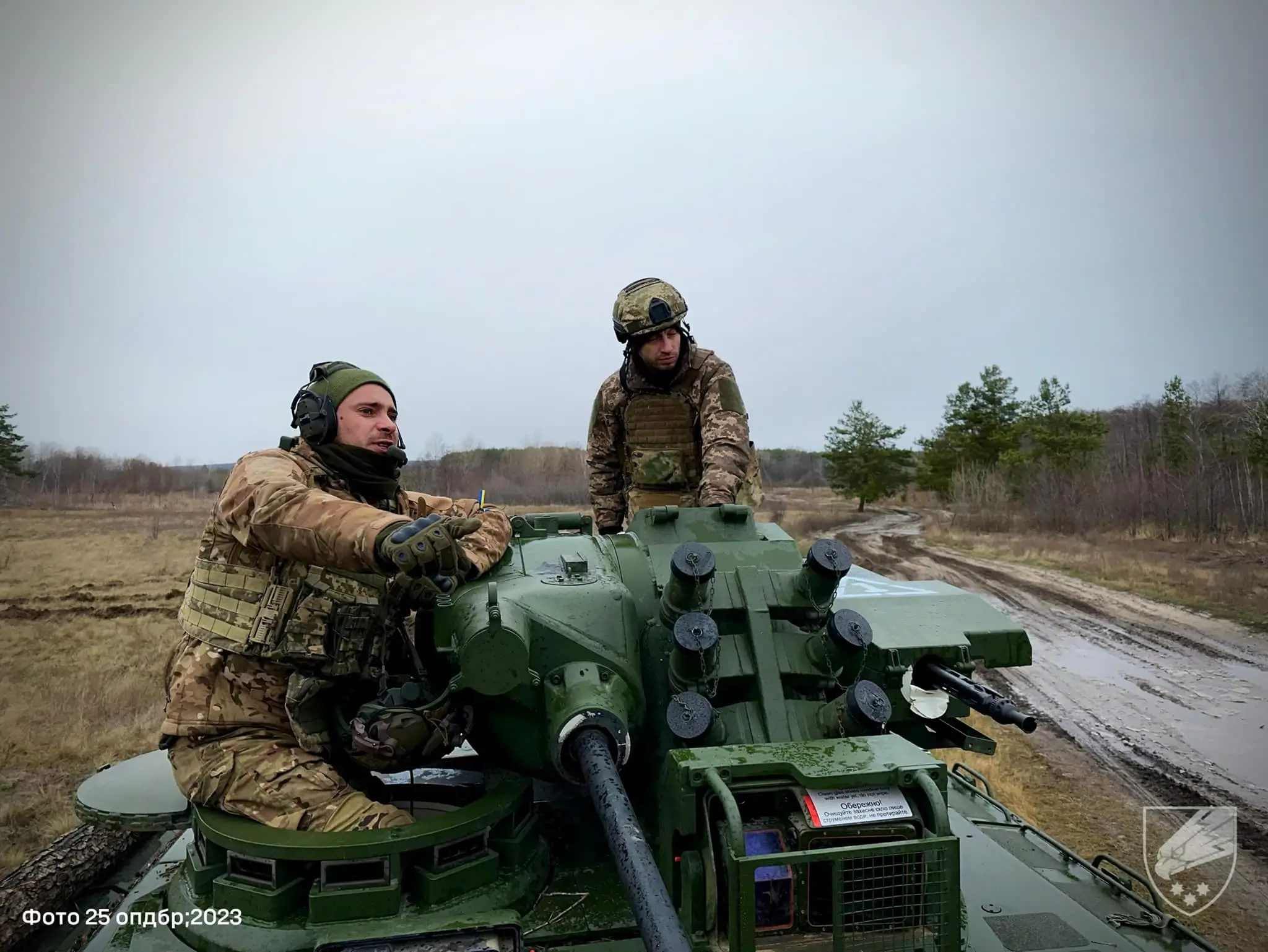 Two Ukrainian soldiers next to the weapon station of a Marder 1A3