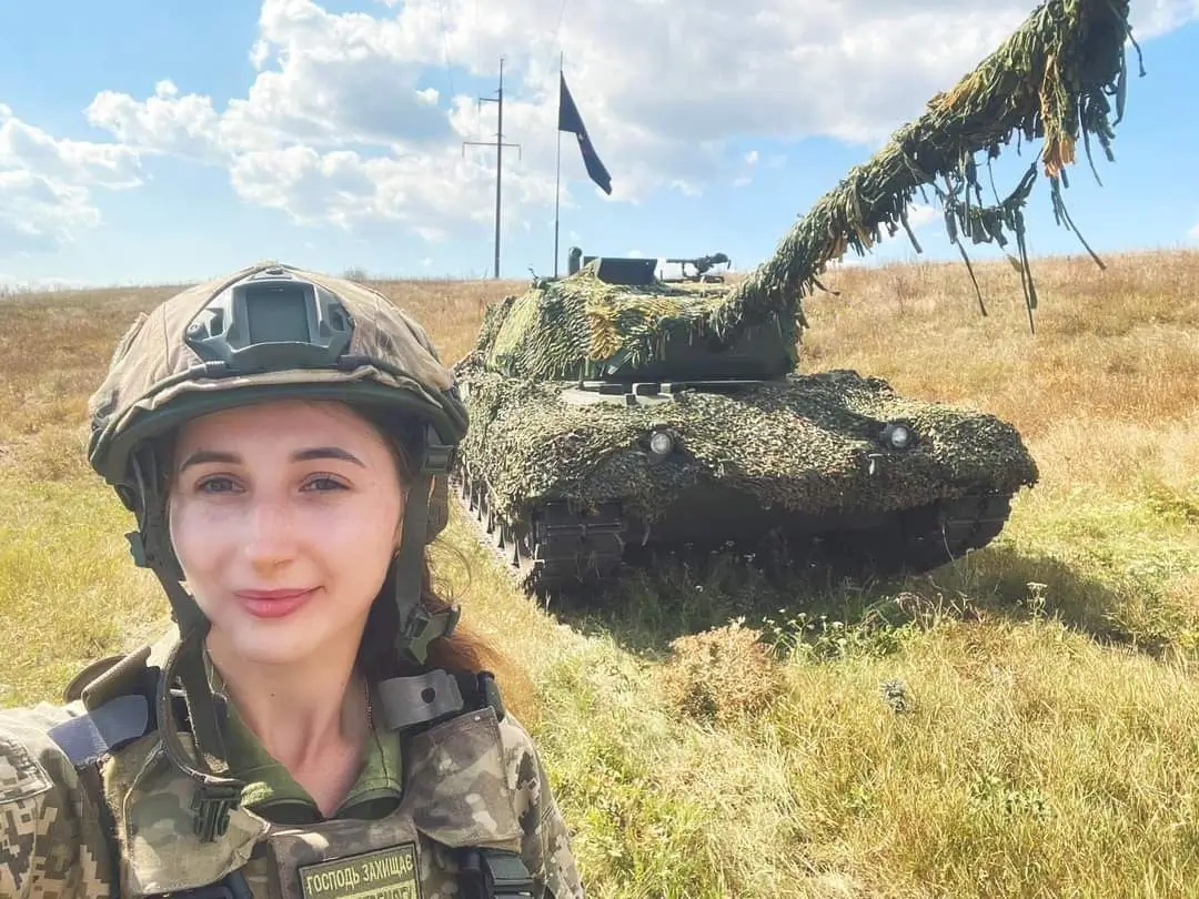 Ukrainian reporter standing in front of a Leopard 1A5