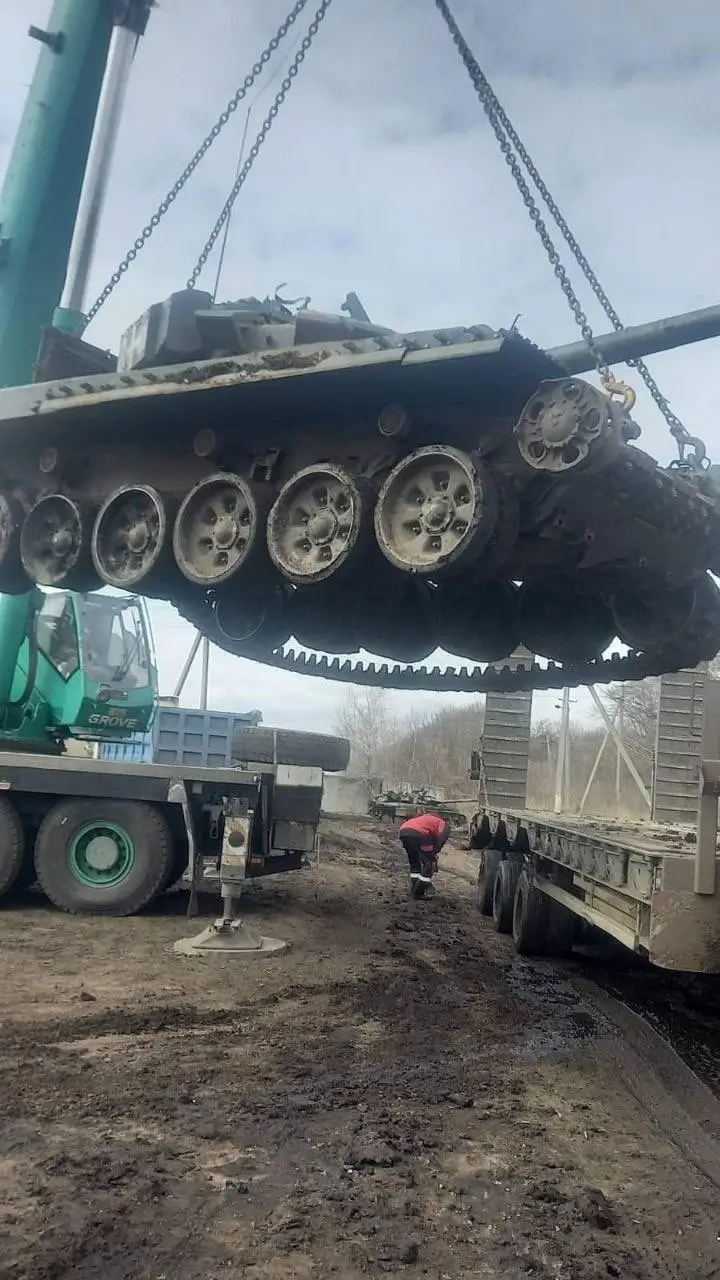 Ukrainian tank on a HX81 semi-trailer