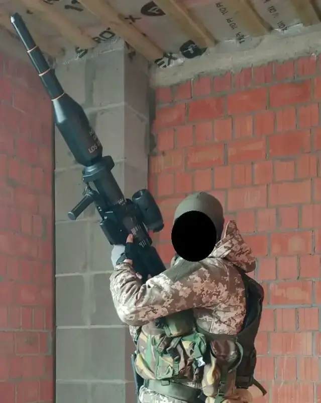 Ukrainian soldier with a Panzerfaust 3 and loaded DM72A1 munitions