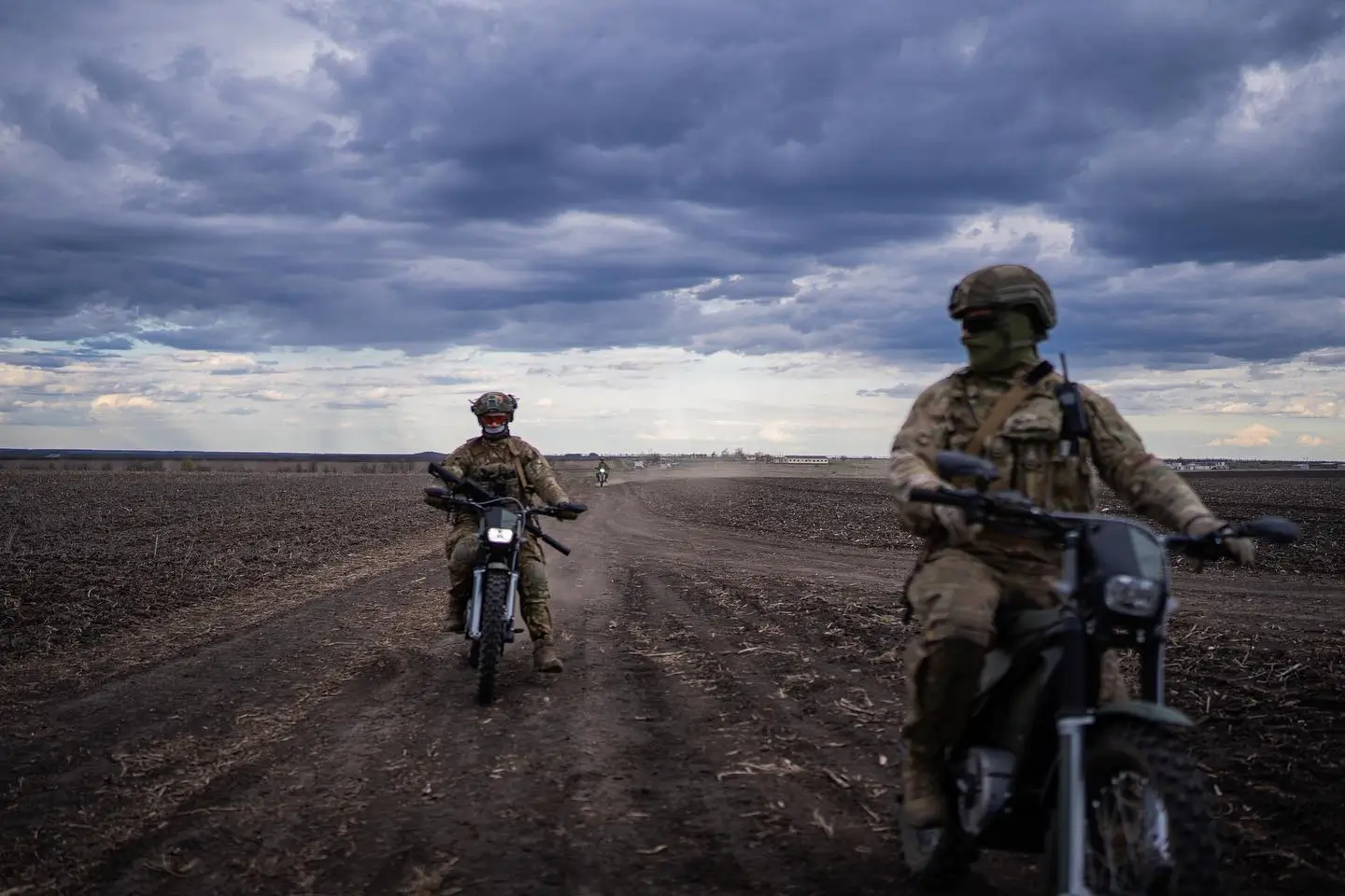 Three Ukrainian soldiers on E-Bike EMUs