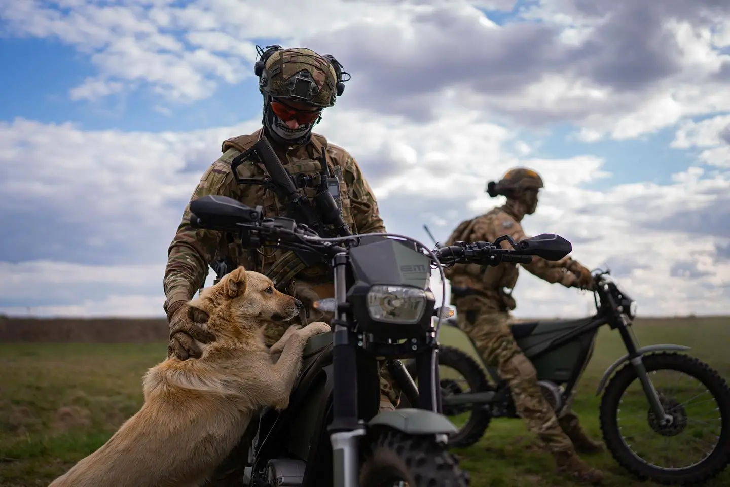 Two Ukrainian soldiers on E-Bike EMUs