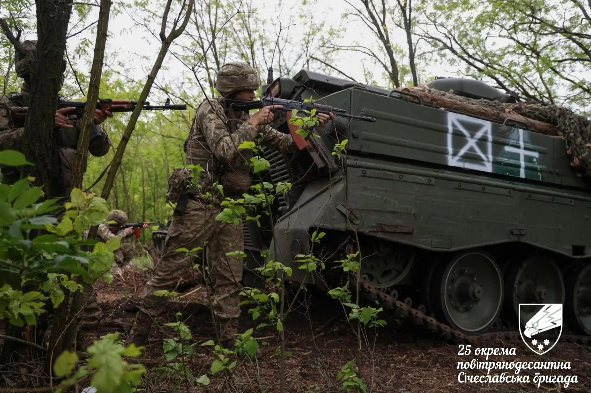 Ukrainian soldiers stand behind a Marder 1A3