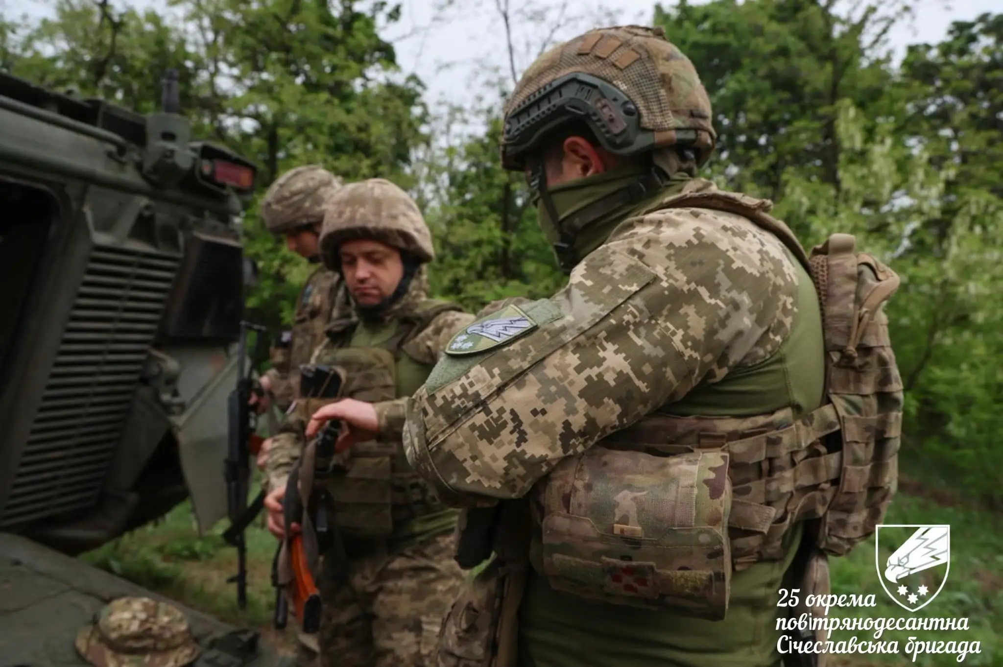 Ukrainian soldiers stand behind a Marder 1A3