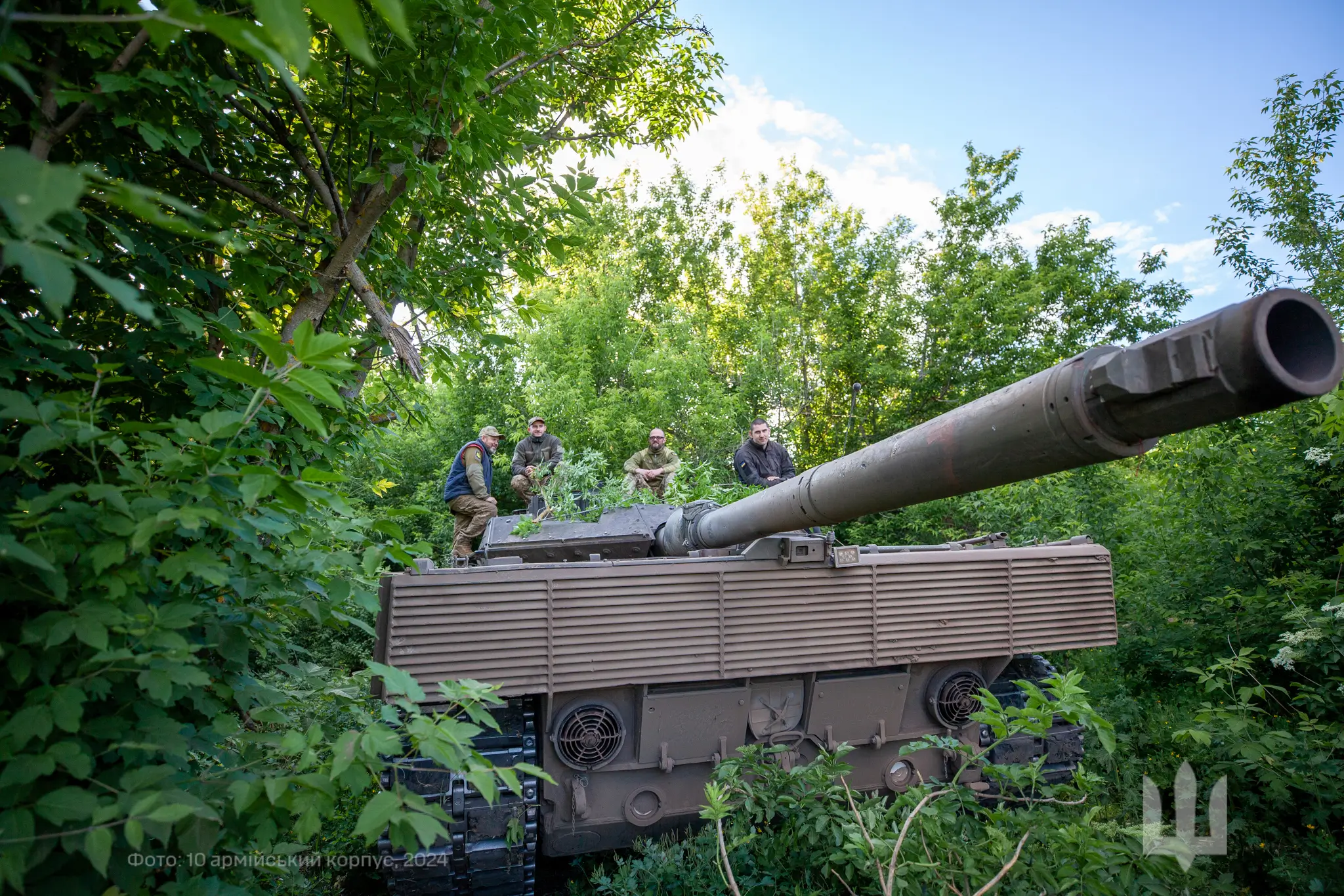 Ukrainian soldiers sitting on a Leopard 2A6