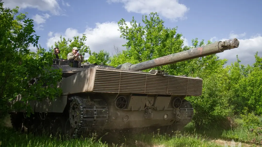 Ukrainian soldiers sitting on a Leopard 2A6