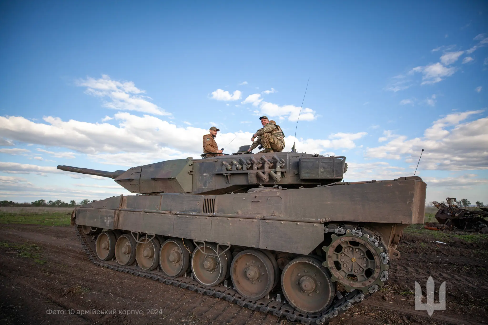 Ukrainian soldiers are sitting on a Leopard 2A6