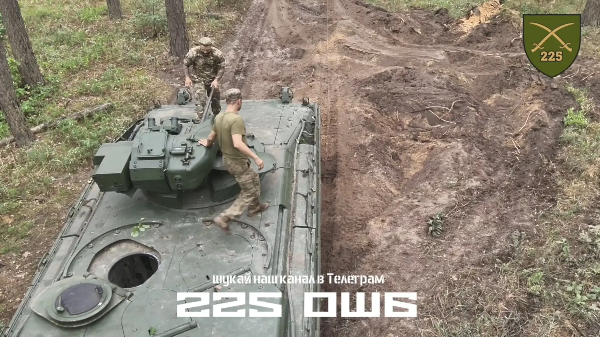 A Marder 1A3 IFV driving in Ukraine with soldiers on top of it