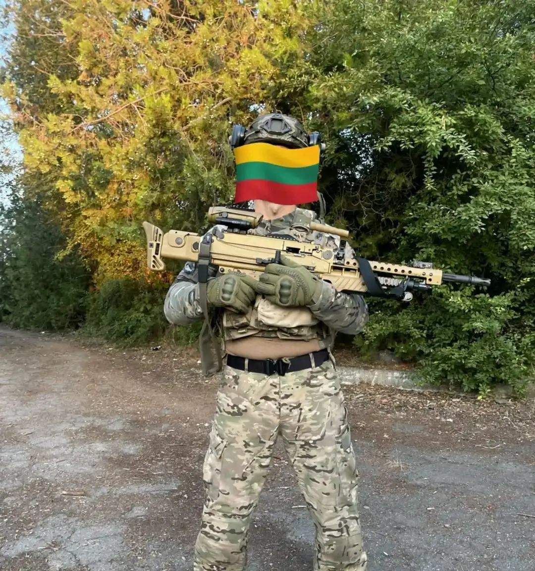 A Lithuanian soldier fighting for Ukraine with a MG5