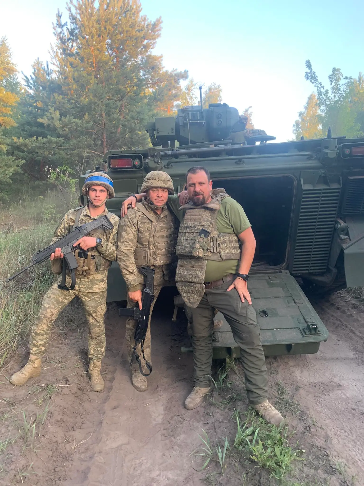 Ukrainian soldiers in front of a Marder 1A3 IFV