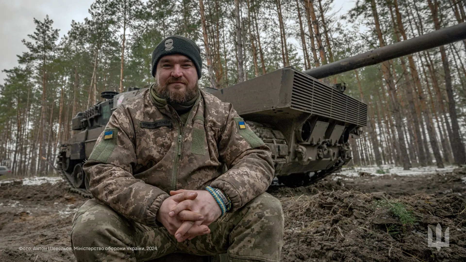 Ukrainian soldier in front of a Leopard 2A6 MBT during the Ukrainian winter