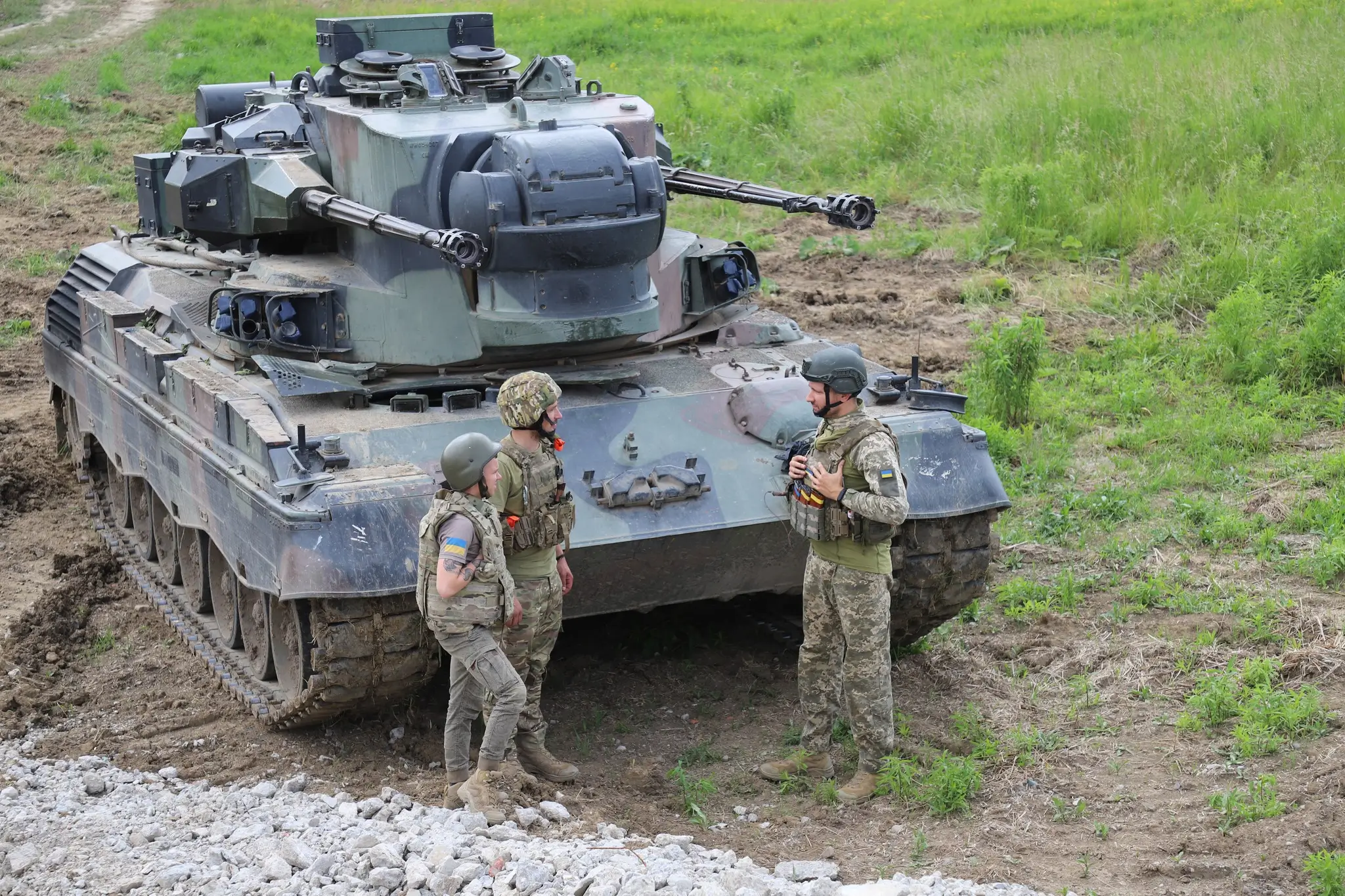 Ukrainian soldiers in front of a Cheetah SPAAG