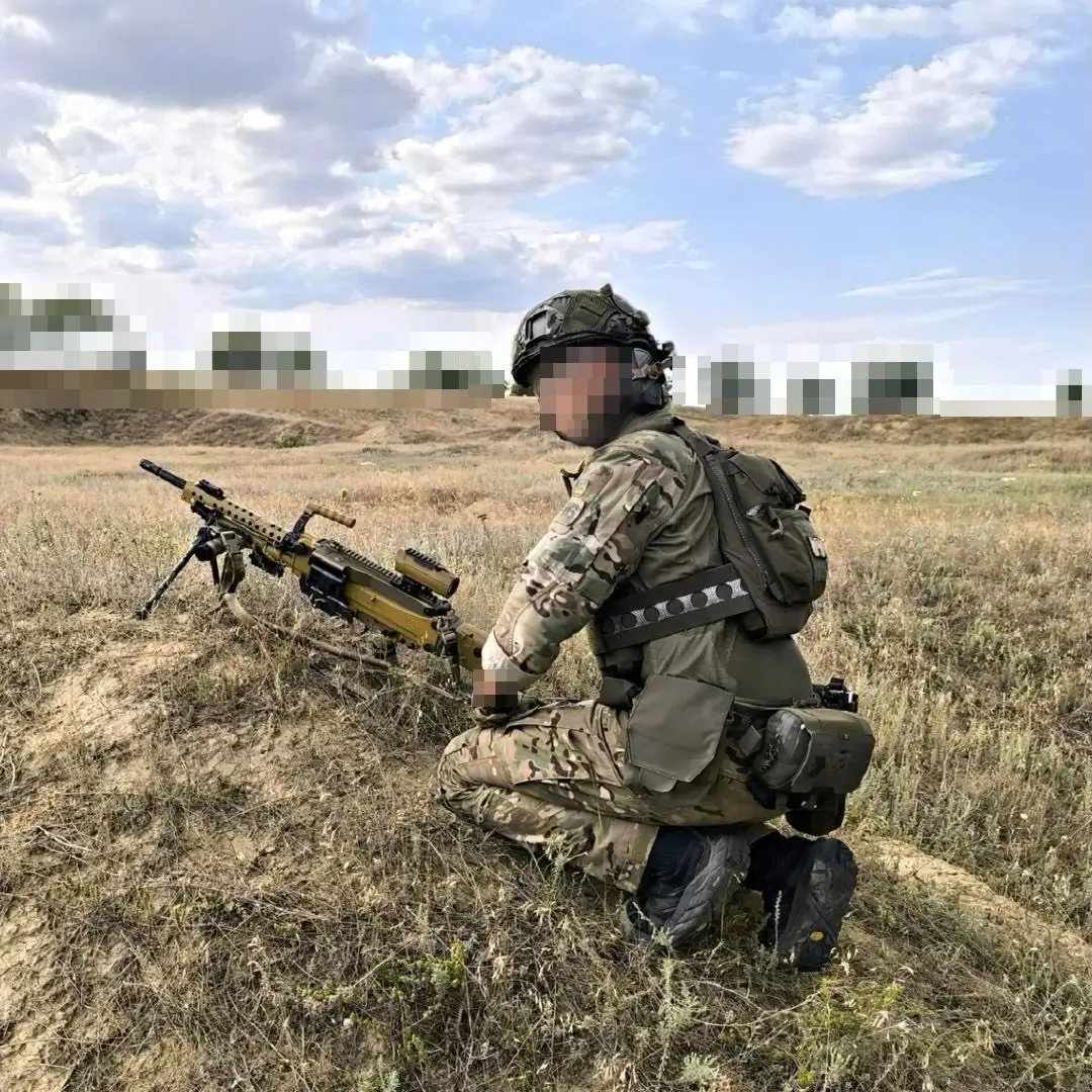 Brazilian volunteer soldier with a MG5