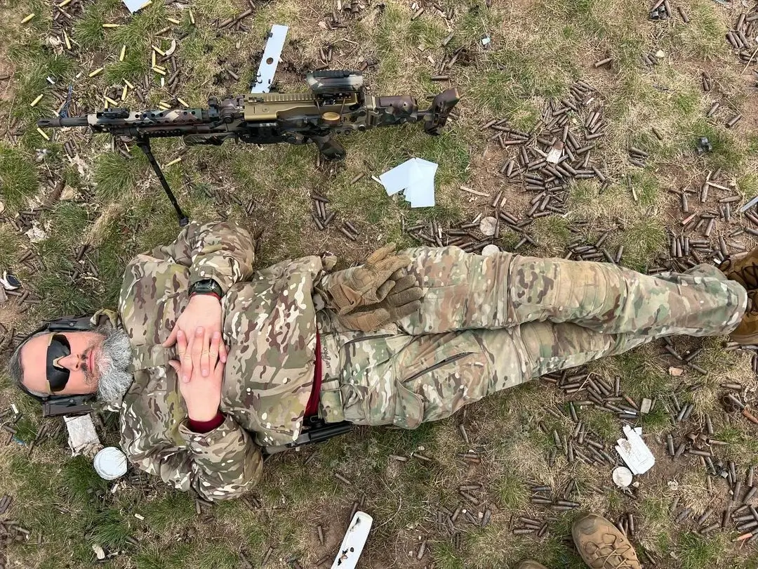 Soldier who is part of the HUR MO unit Athena is posing with his MG5 which has an interesting paint job