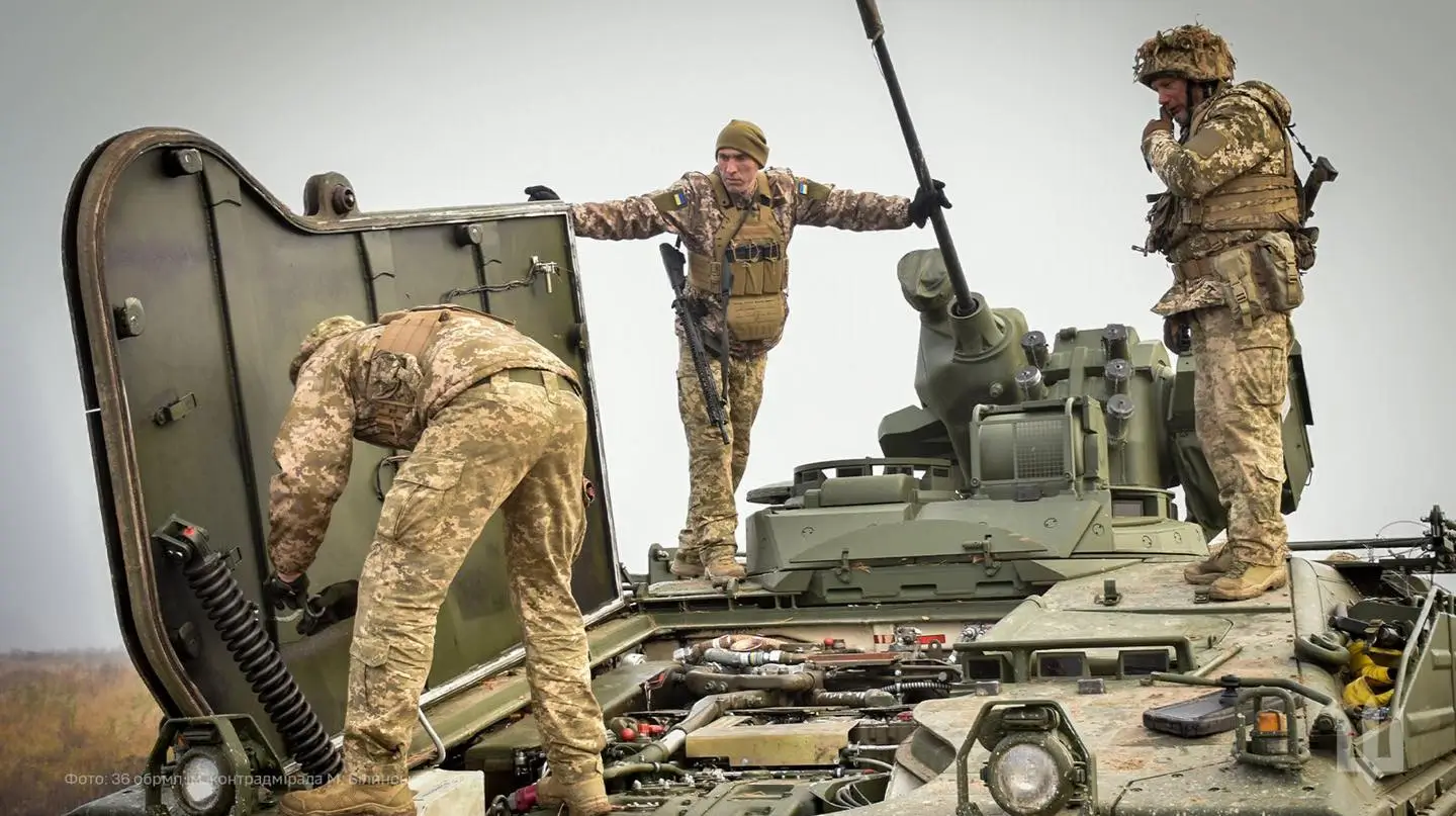 Multiple Ukrainian soldiers doing maintenance work on a Marder 1A3