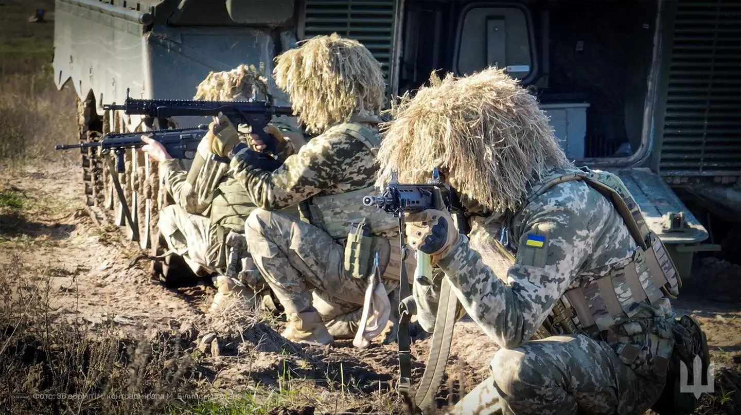 Multiple Ukrainian soldiers in front of a Marder 1A3