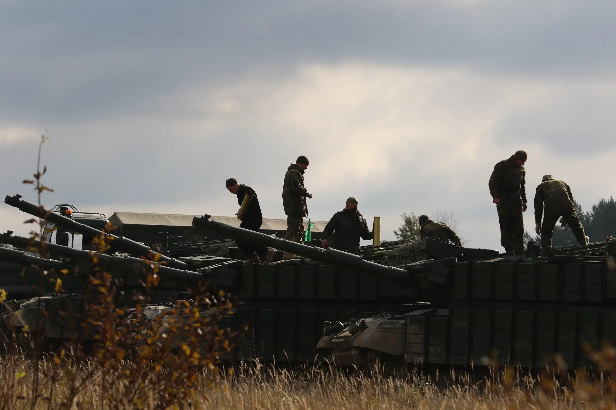 Soldiers working on multiple Leopard 1A5s