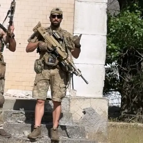 Volunteer soldier operates an MG5