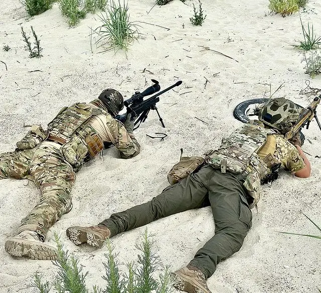 Volunteer soldier operates an MG5