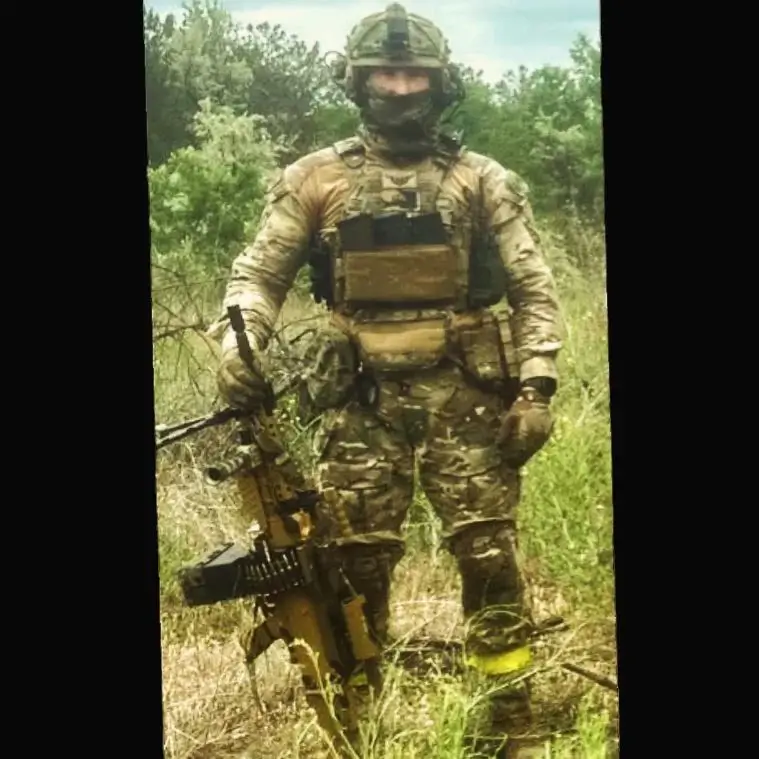 Volunteer soldier operates an MG5