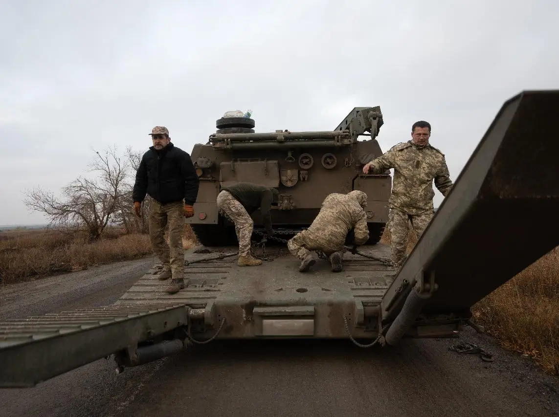 Bergepanzer 2 ARV on top of a semi-trailer of a HX81 tank transporter