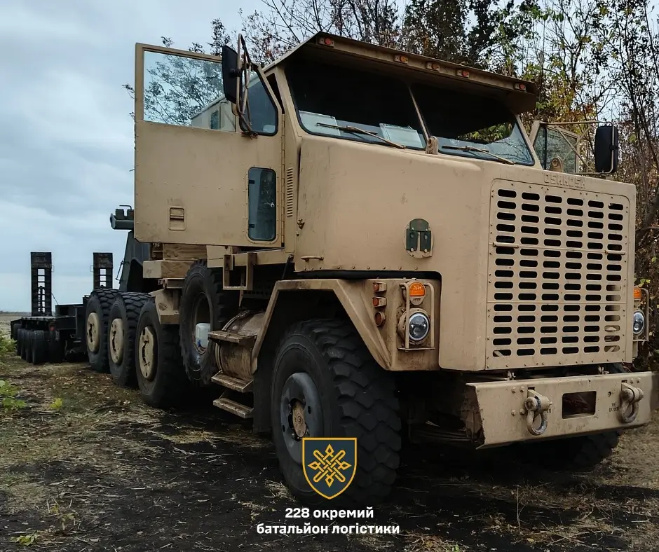 Oshkosh M1070 heavy-duty tank transporter