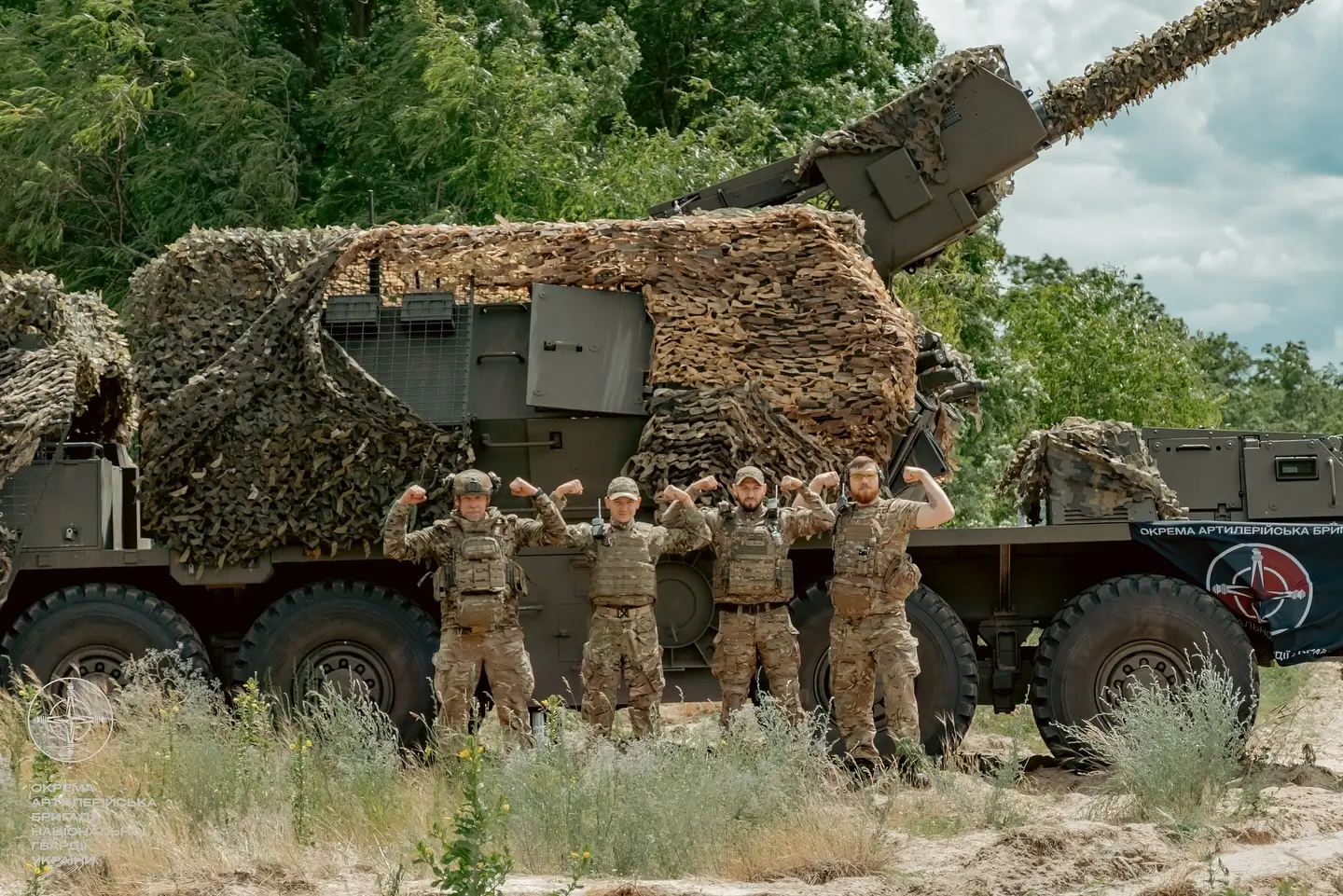Ukrainian soldiers posing in front of a Zuzana 2