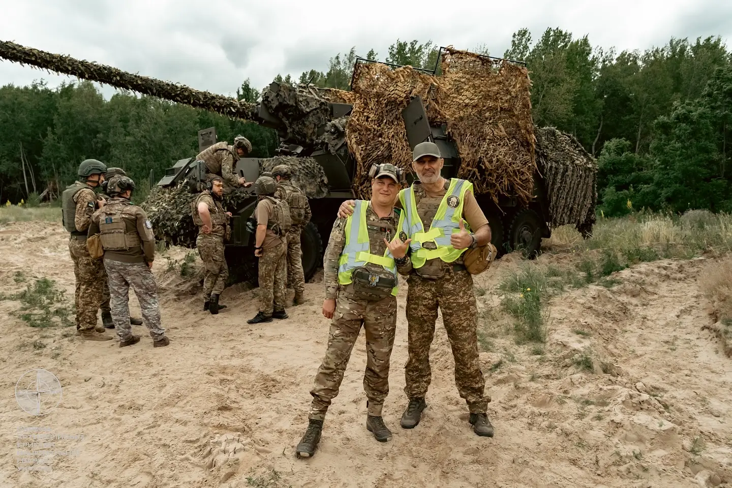 Ukrainian soldiers posing in front of a Zuzana 2