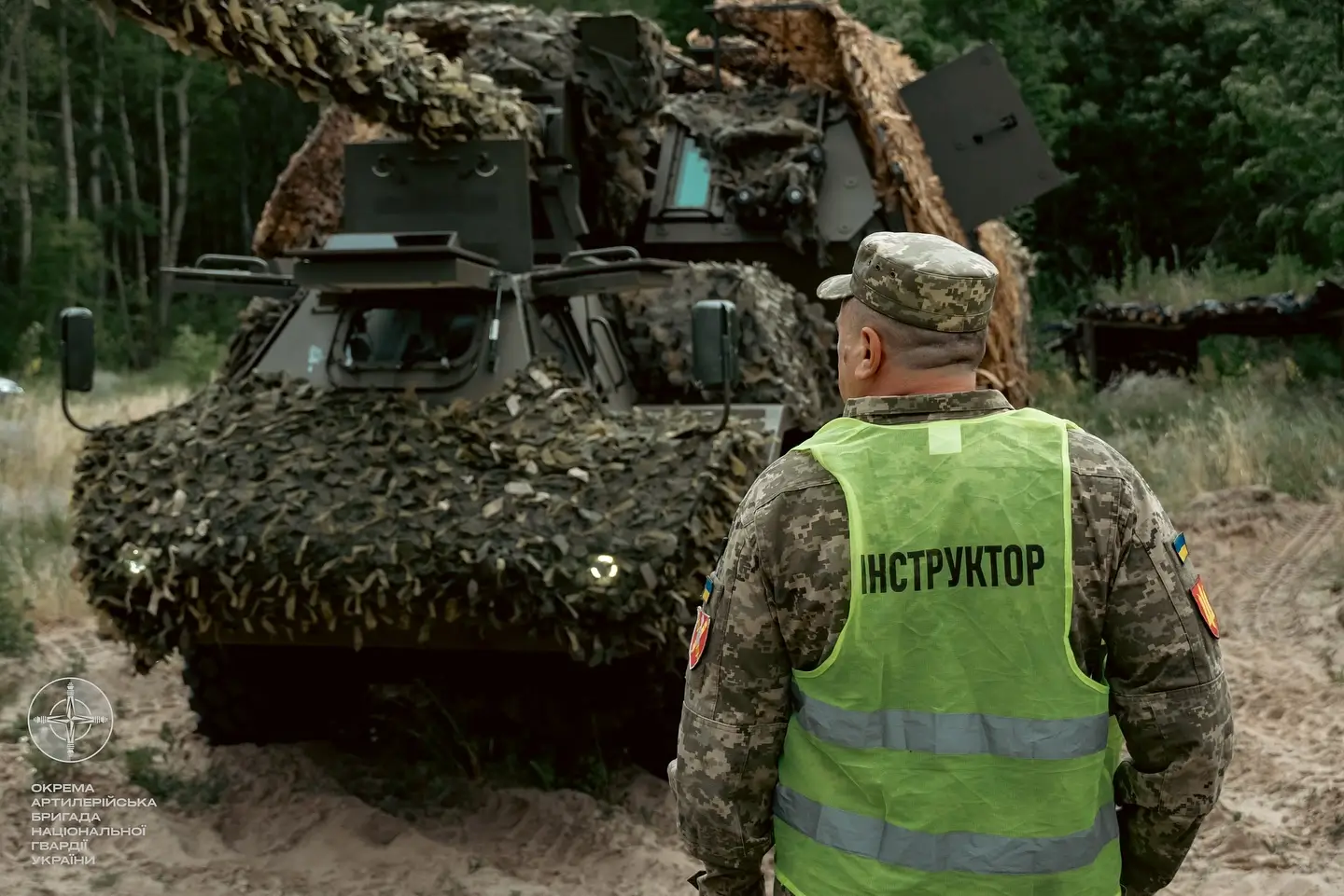 Ukrainian soldier in front of a Zuzana 2