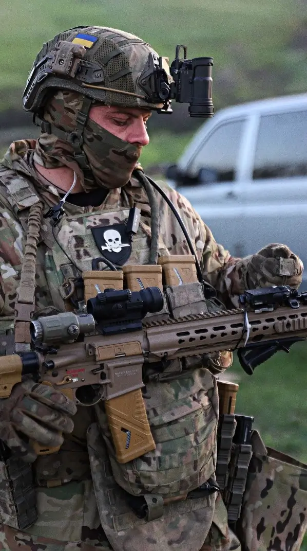 Ukrainian SOF together with an HK416 assault rifle