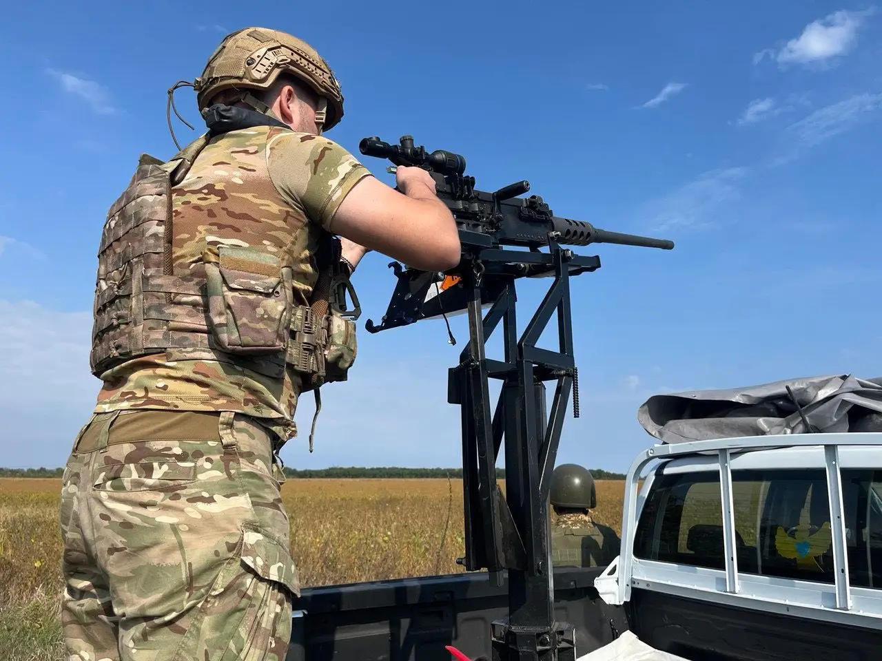 VW Amarok fitted with heavy machine gun