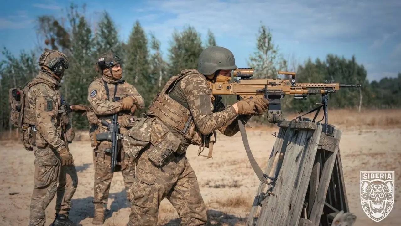 Soldier shoots an MG5