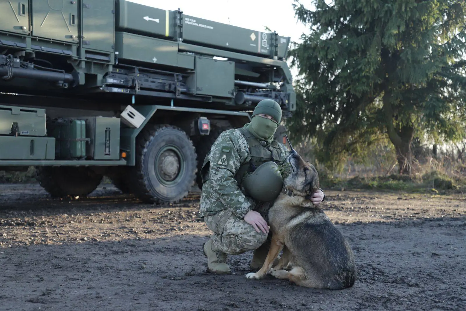 Soldiers in front of an IRIS-T SLM launcher