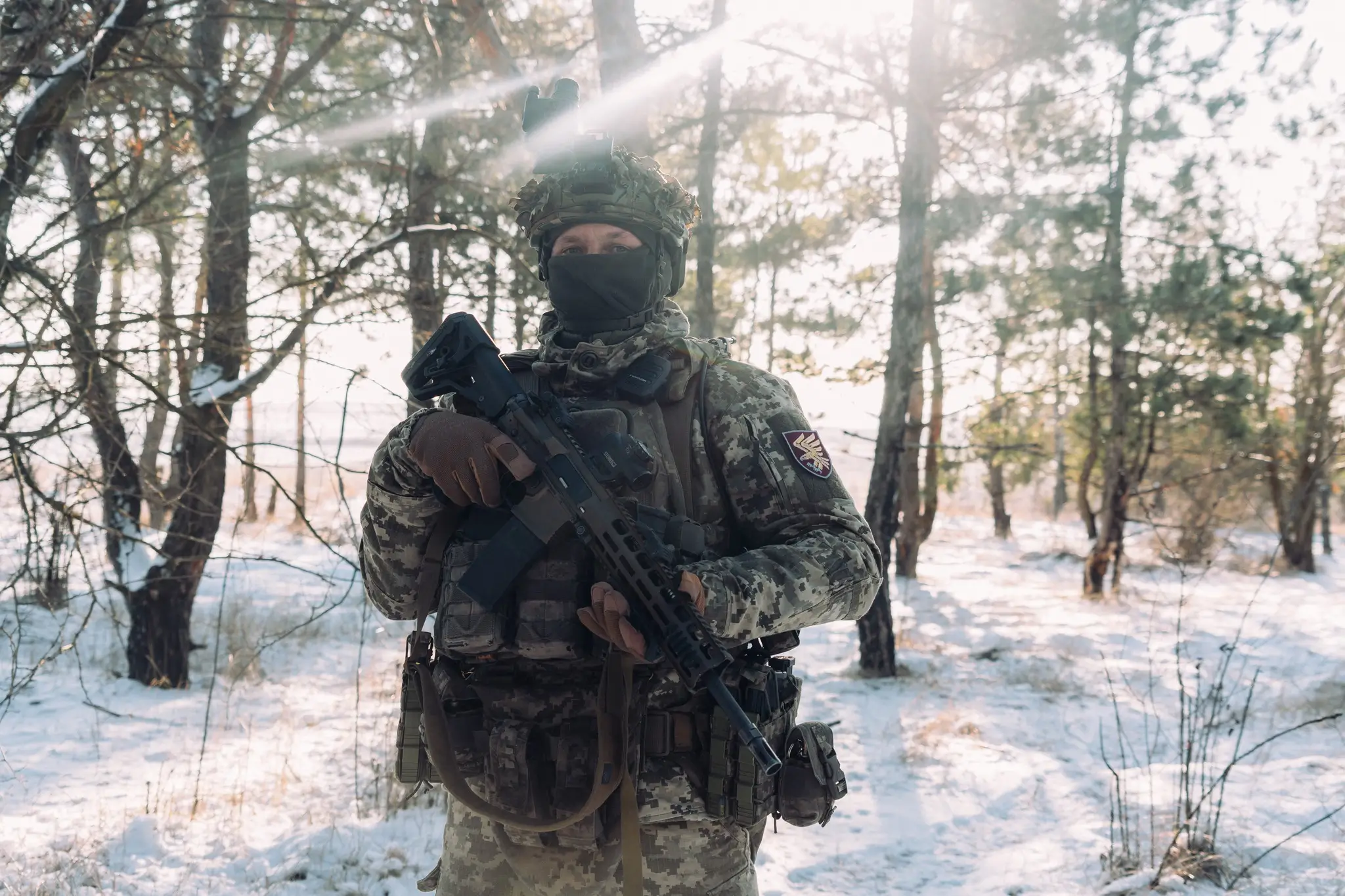 Soldier belonging together with an MK 556 assault rifle