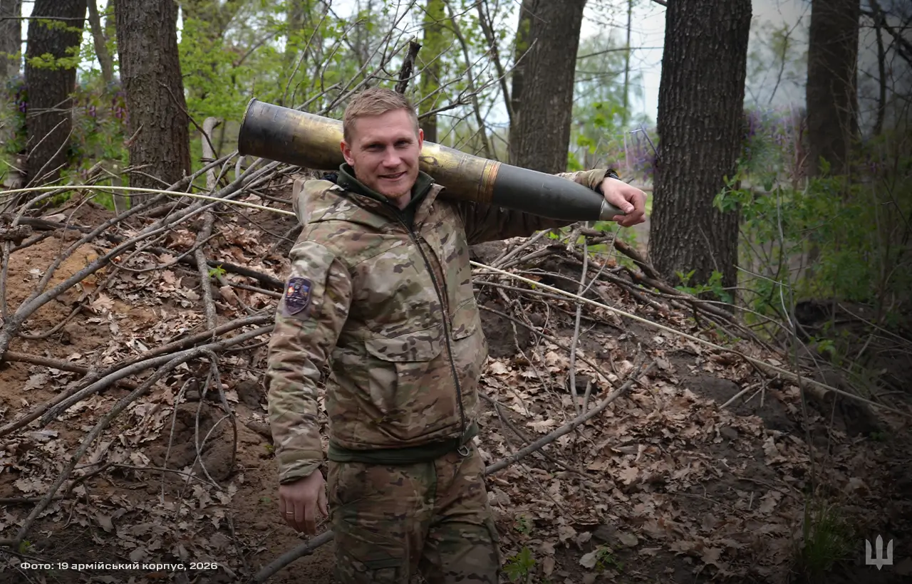 Ammunition for a Leopard 1A5 being shown