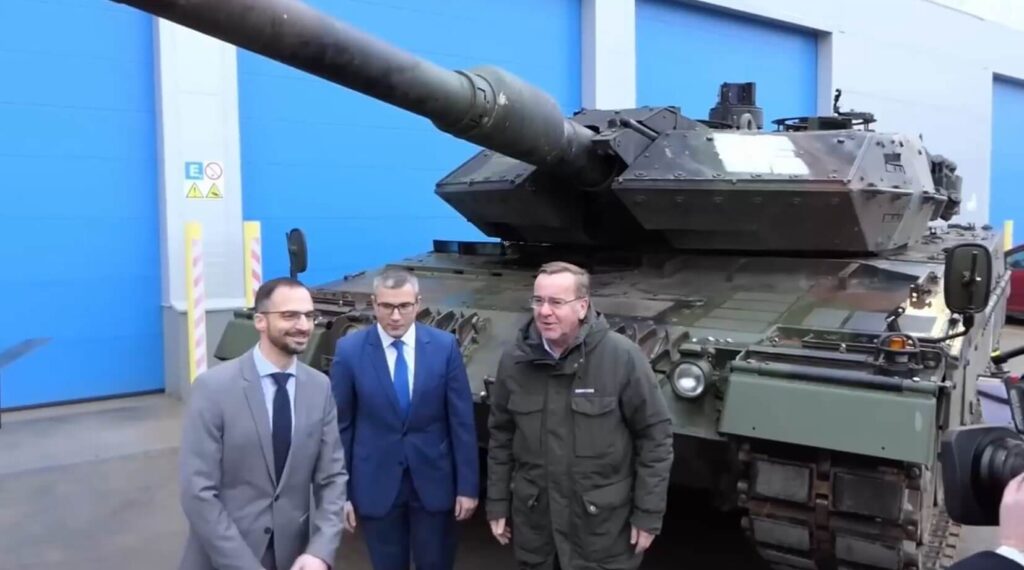 Pistorius in front of a Leopard 2 MBT at LDS