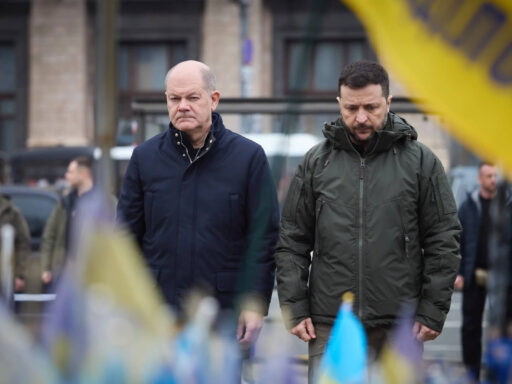 Scholz and Zelenskyy pay their respects to fallen Ukrainian soldiers