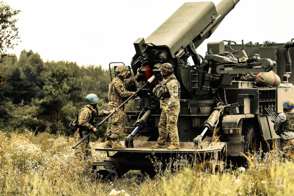 Ukrainian soldiers operate a 2S22 Bohdana